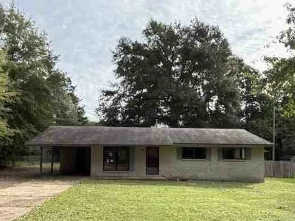 561 Colonial Dr, Holly Springs, MS 38635