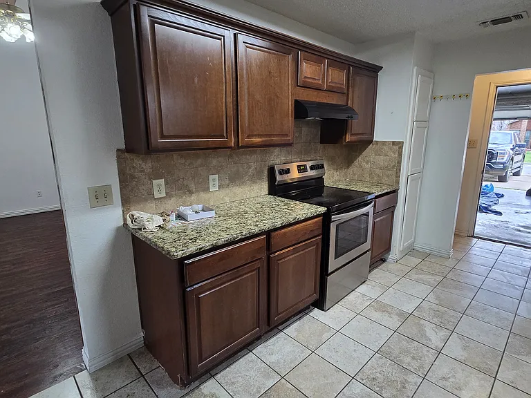 301 Colony Dr — Photo 2