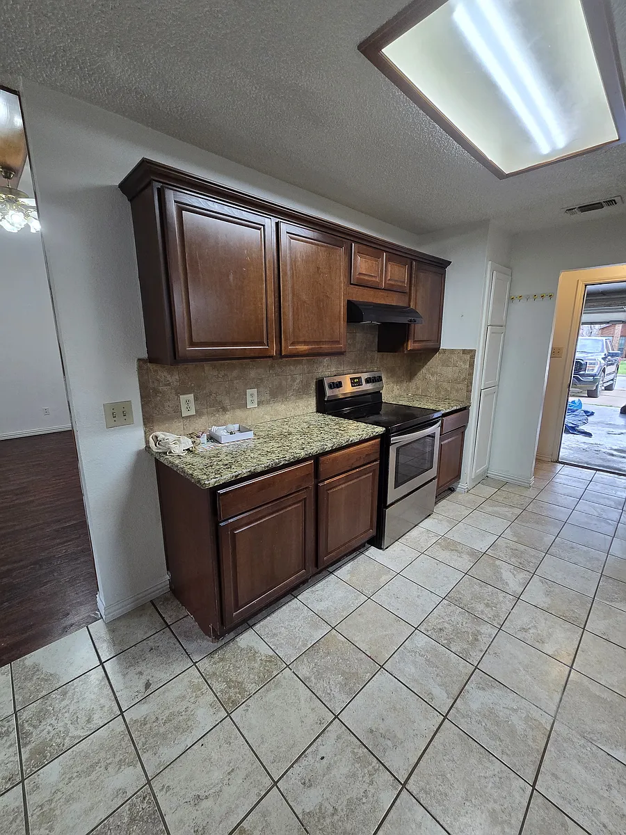 Building Photo - 301 Colony Dr