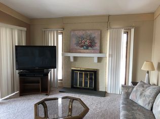 18 Abbey Villa Cir #H, Fontana, WI 53125