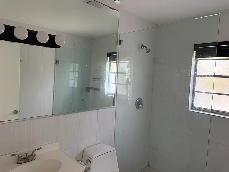 1818 NE Dixie Hwy — Photo 17