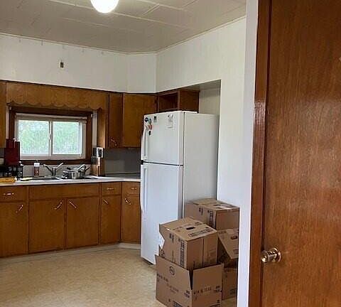 4th image of 214 1st St NE