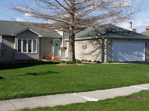605 Creekside Cir, Minooka, IL 60447