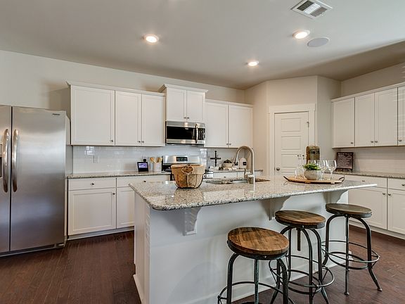 3rd image of 802 Moray Ln