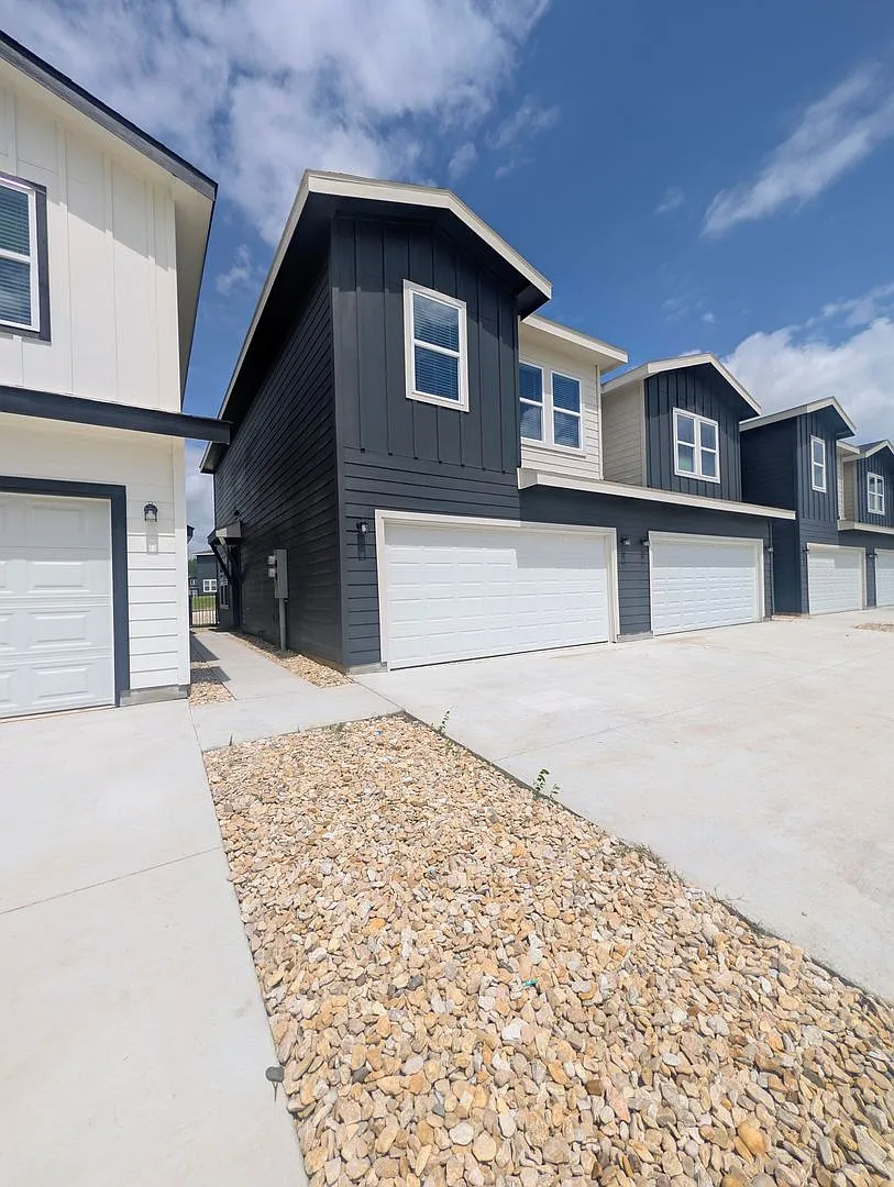Brand New Duplex in New East Parks Community — Photo 2
