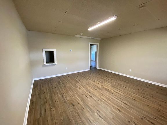 4th image of 3201 Southwest Dr #1