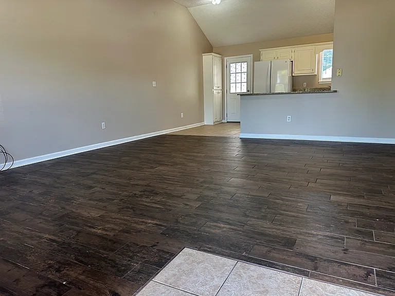 802 Johnston Cv — Photo 3
