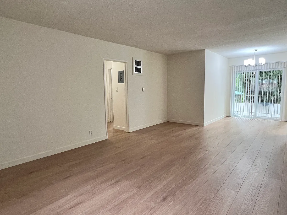 Building Photo - 13031 Oxnard St #6