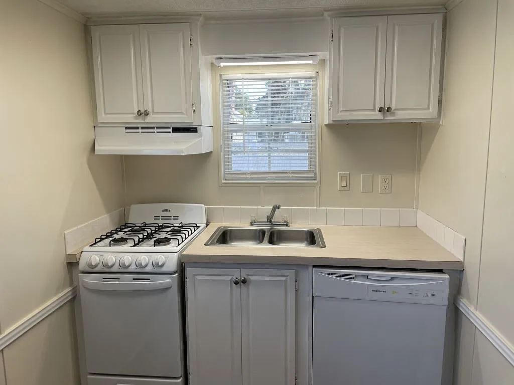 1 bed, 1.0 bath, 396 sqft, $999 — Photo 2