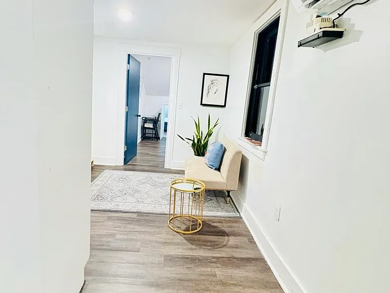 1646 Vine St #8 — Photo 6
