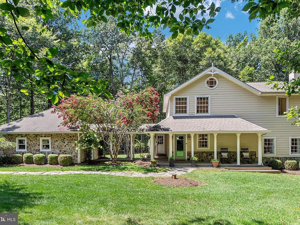 1st image of 328 Canterwood Ln