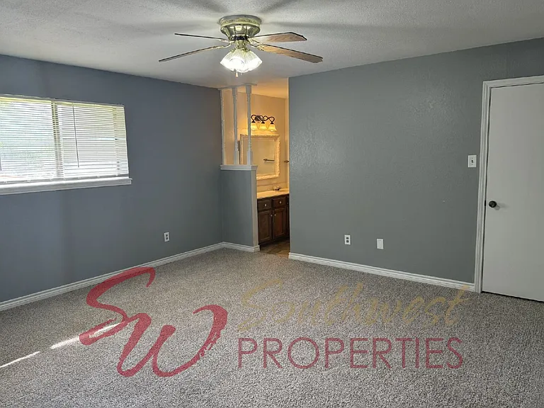 719 Diana Ln — Photo 7