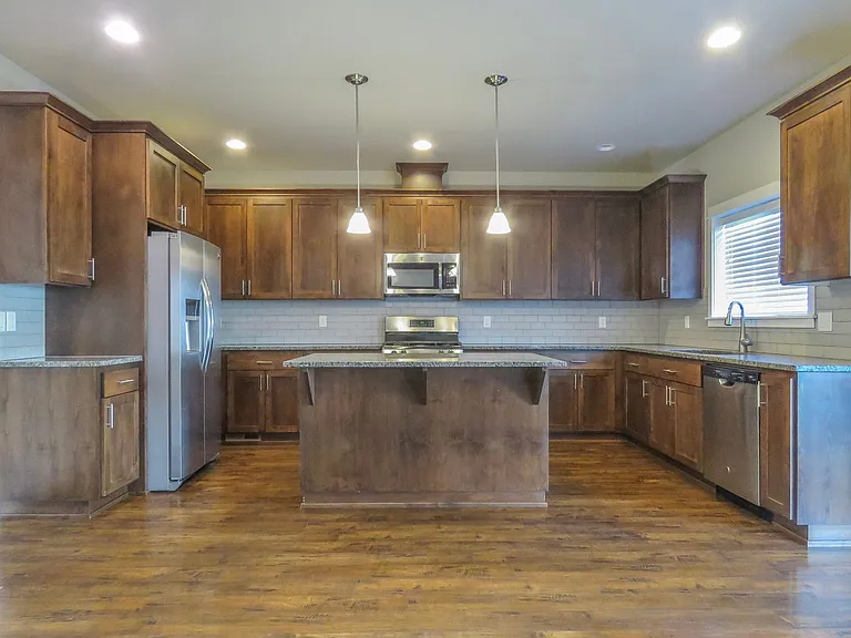 384 SW Mount Rainier St — Photo 10