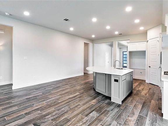 3rd image of 831 Esk Ave