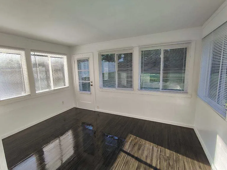 1914 W Riverview Ave — Photo 3