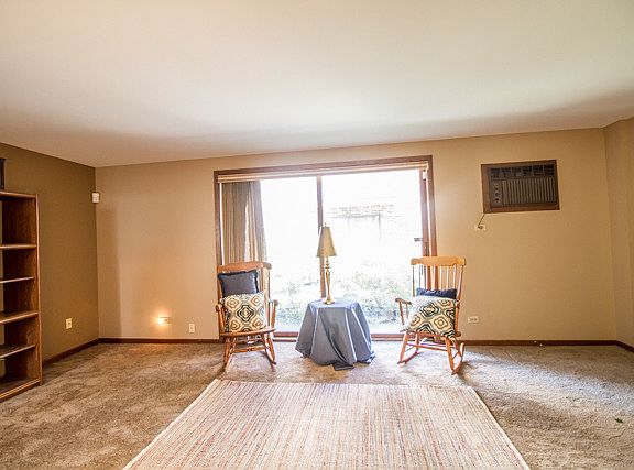 3rd image of 3605 N Narragansett Ave APT 105