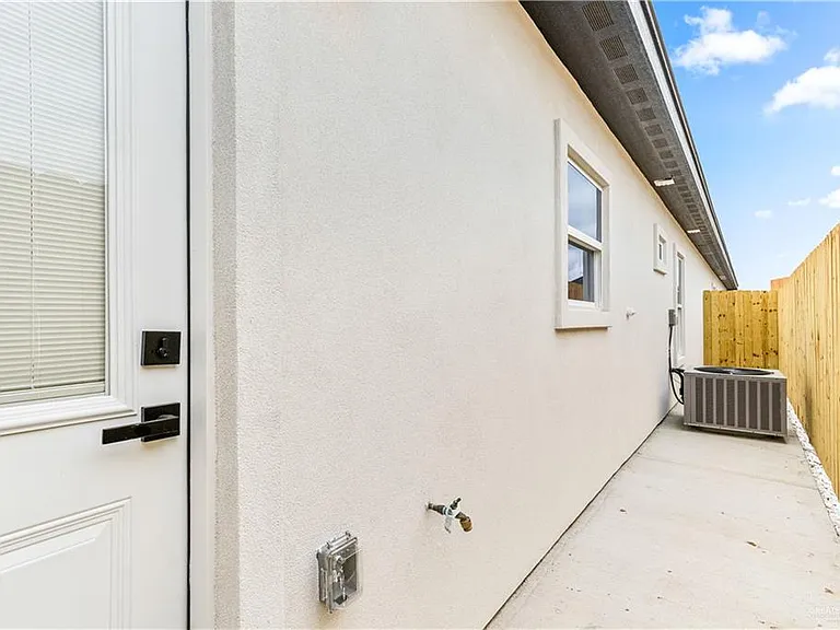 1300 Rosewood Ln #1 — Photo 15