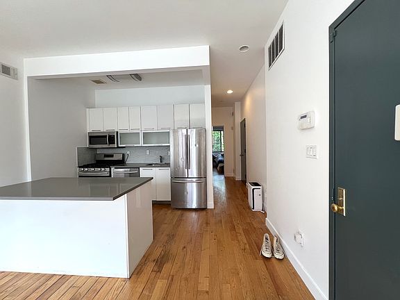 4th image of 733 Greene Ave #1