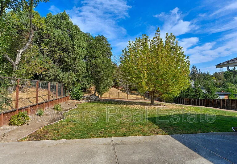 1090 Livorna Rd — Photo 20