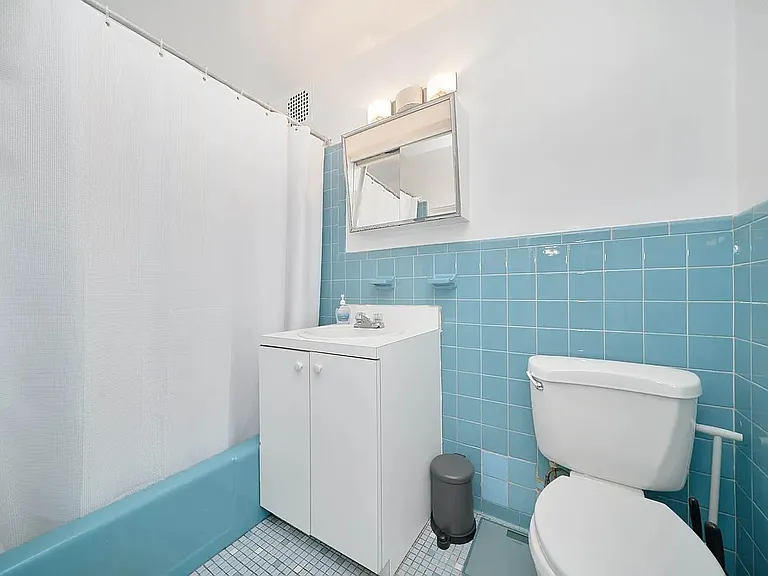131 E 17th St #14 — Photo 7