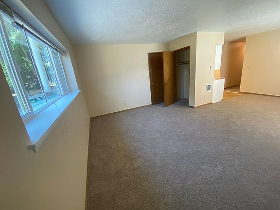 4th image of 208 S Pine St APT 2