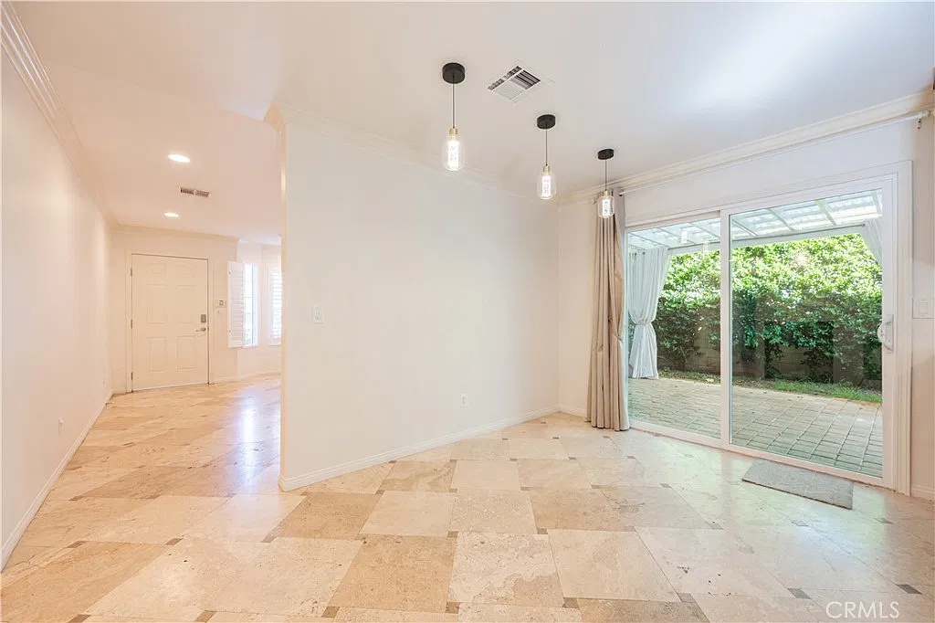 4 bed, 2169 sqft, $4,500 — Photo 3