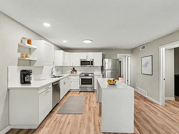 3rd image of 3921 Wyandotte St APT 2