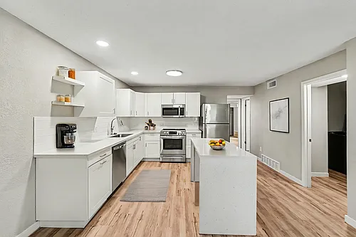 3921 Wyandotte Photo 1