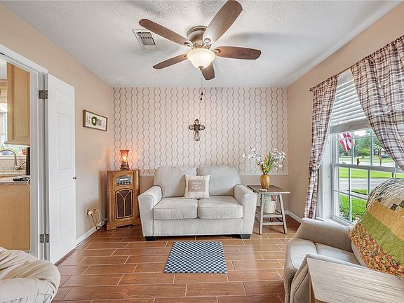 3rd image of 3819 Holly Dr