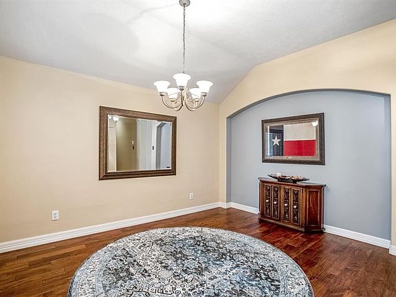 The dining room has an arched insert wall that is ideal for displaying whatever treasure you desire. Nice lighting, an appealing color palette and plenty of natural light.
