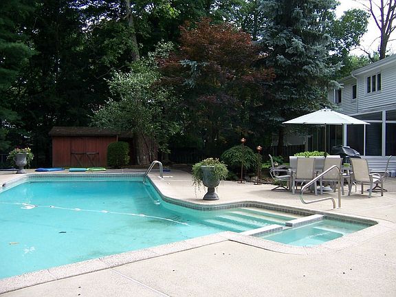 4th image of 38 Tanglewood Dr