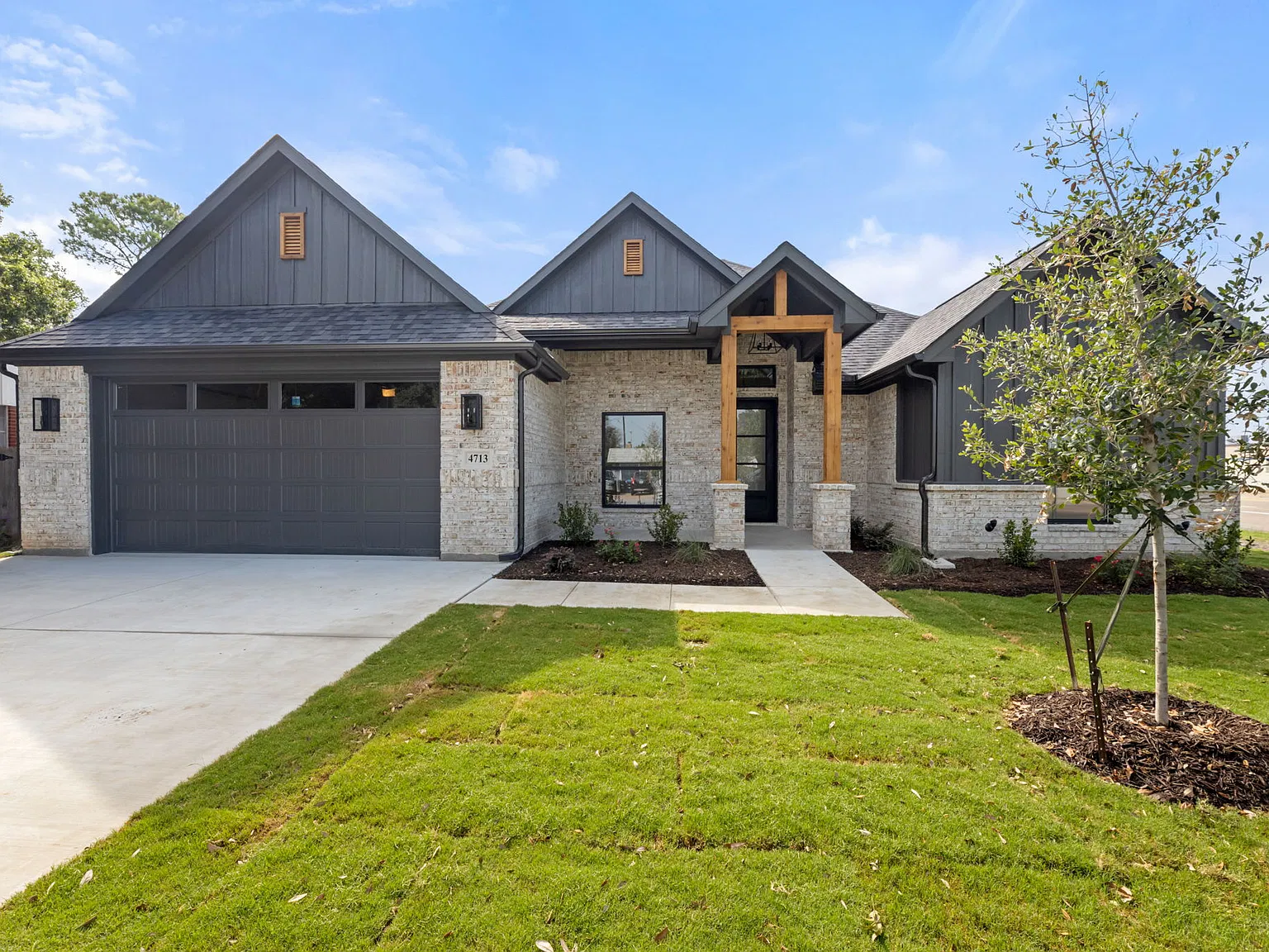 4 bed, 2.5 bath, 2095 sqft, $2,900 — Photo 3