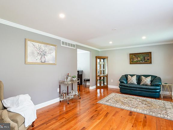 5th image of 110 Regent Dr