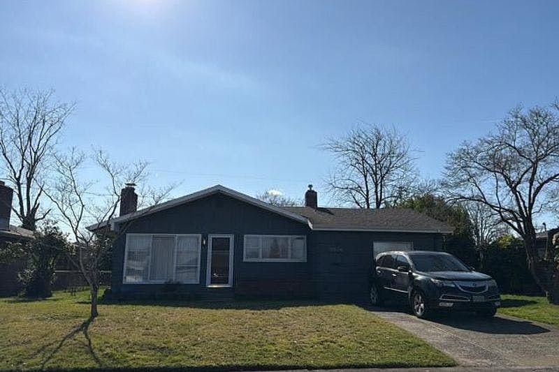 1st image of 11904 NE Morris St