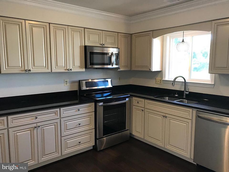 1st image of 1023 Queens Ct