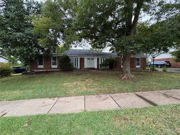 14520 Pembury Dr, Chesterfield, MO 63017