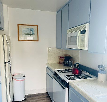 Full kitchen - no DW