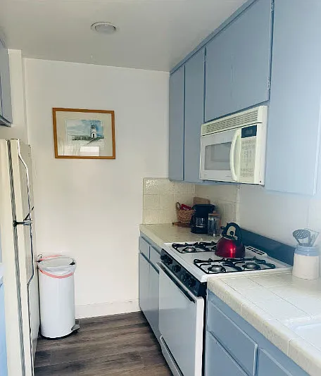 Full kitchen - no DW