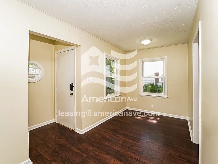 1116092_005_living_room_5.jpg
