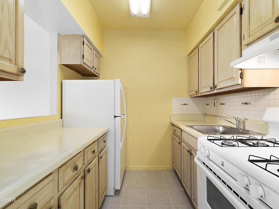 2nd image of 945 Gates Ave #2