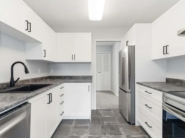 190 Gorge Rd W #401, Saanich, BC V9A 1M4