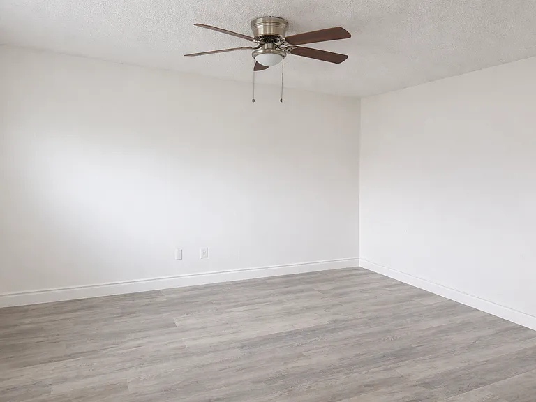 1174 Del Valle Ave #1172 — Photo 7