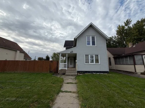 819 11th St, Clinton, IA 52732
