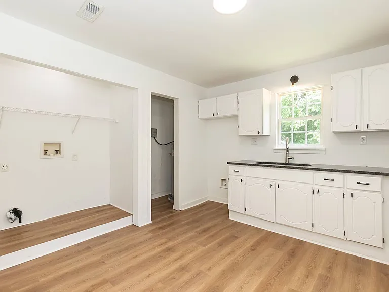 423 E Rockspring St — Photo 15
