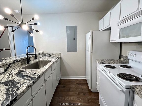 4th image of 529 Sw Pkwy #104