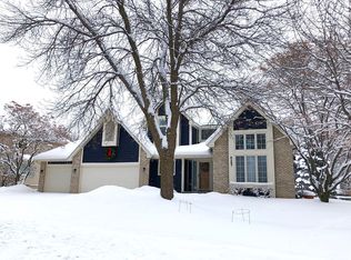 6287 Country Rd, Eden Prairie, MN 55346