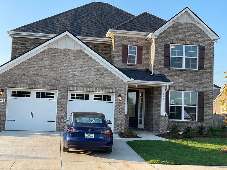 302 Sunderland Dr — Photo 1