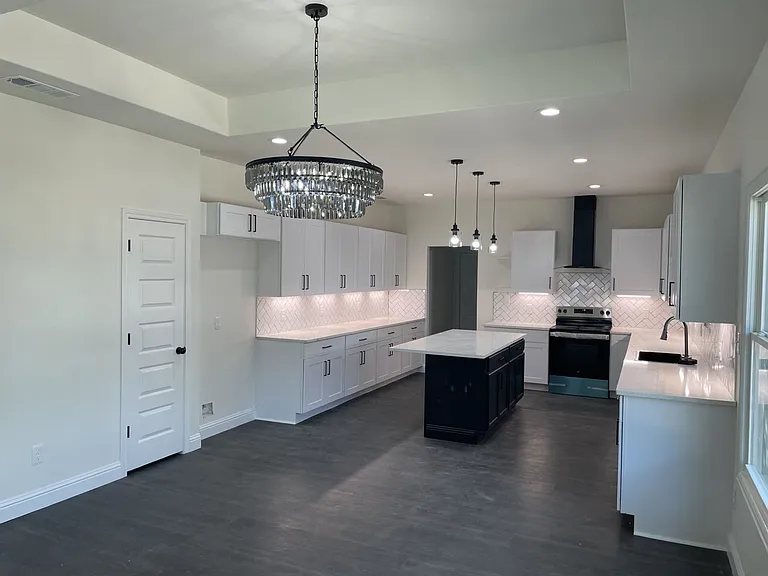 1302 E Humbolt St — Photo 3