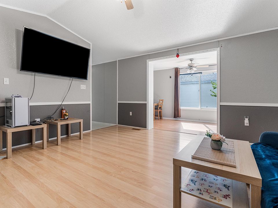 1st image of 120 Springfield Cres
