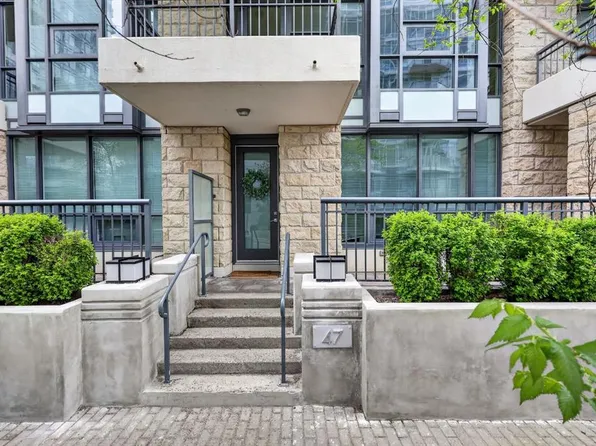 47 N Waterfront Mews SW, Calgary, AB T2P 0X3